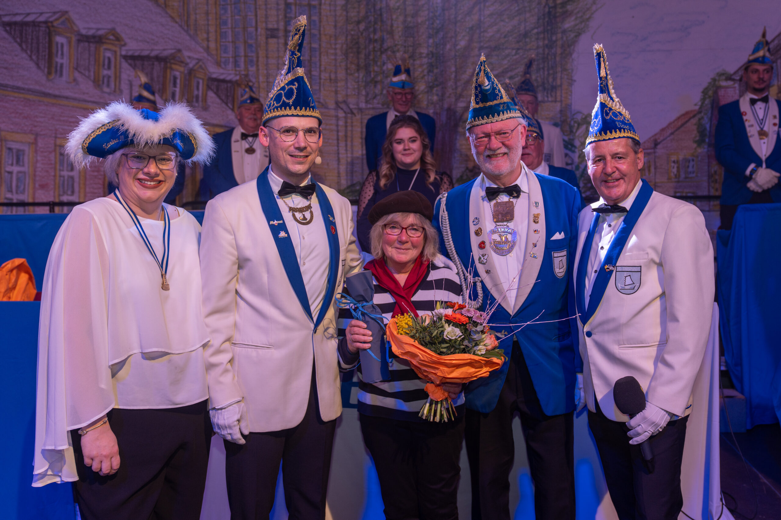 Hans-Peter und seine Ehefrau Ulrike wurden auf der Prinzenproklamation 2024 für ihre Verdienste um den Greiwsken Wind geehrt.