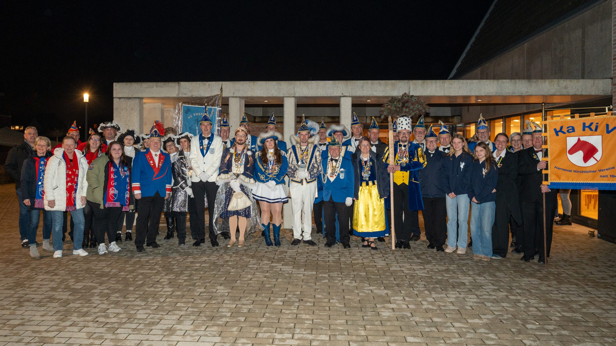 Die Grevener Karnevalsvereine nach dem Kirchgang vor der St. Josefskirche
