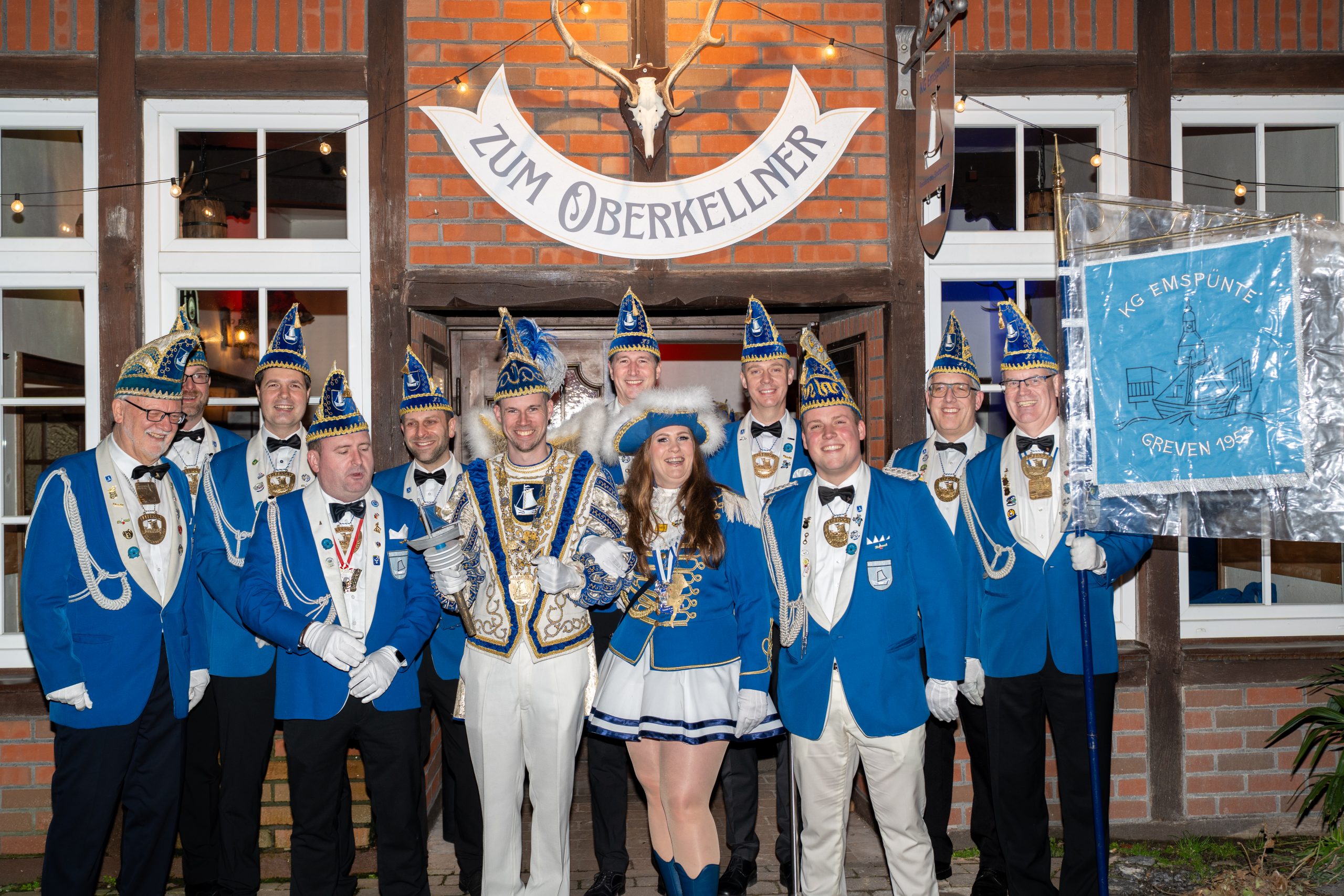 Das Elferat posiert vor seiner neuen Residenz.